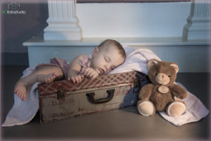 bambino che dorme dentro la valigia