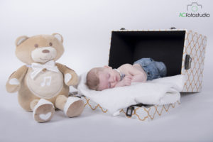 bambino con peluche