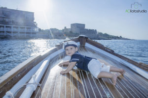 bambino in barca