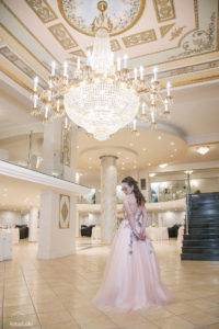 ragazza vestita elegante