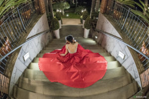 vestito rosso sulle scale