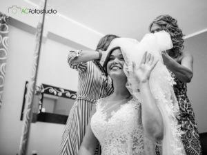 16 sposa sistemano velo