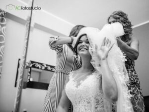 16 sposa sistemano velo