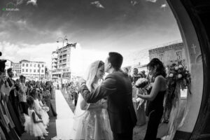 bacio in fronte sposi usciti dalla chiesa