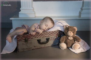 bambino che dorme dentro la valigia