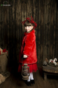 bimba in rosso e lanterna