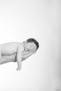 bimbo che dorme sulla mano