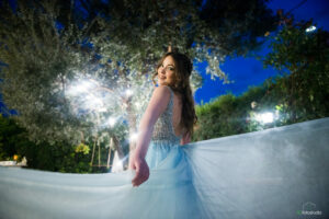foto di ragazza con velo azzurro