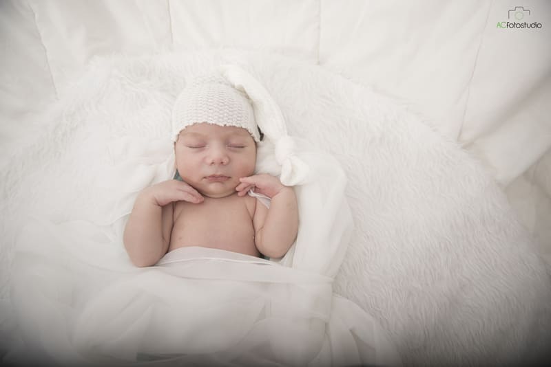neonato con cuffietta bianca 1