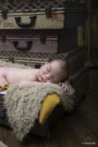 newborn con occhiali del papa