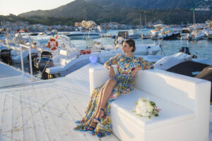 ragazza sullo yacht