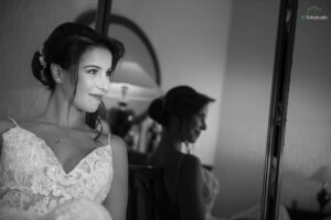 ragazza vestita da sposa in bianco e nero