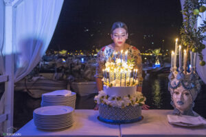 ragazzza spegne le candele