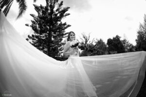 sposa con bouchet e velo aperto