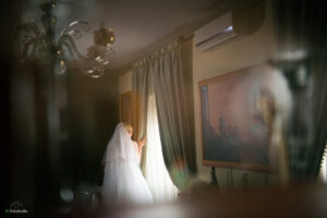sposa di spalle davanti alla finestra