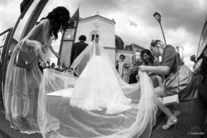sposa in bianco e nero con damigelle