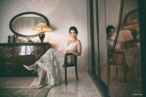 sposa seria seduta in camera