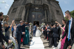 sposi appena usciti dalla chiesa