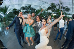 sposi che ballano con gli invitati