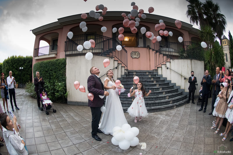 sposi con palloncini bianchi e rosa
