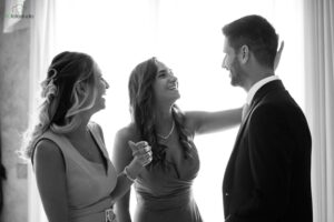 sposo che sorride a due donne