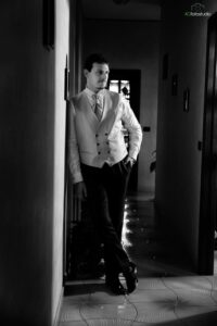 sposo vestito elegante a casa